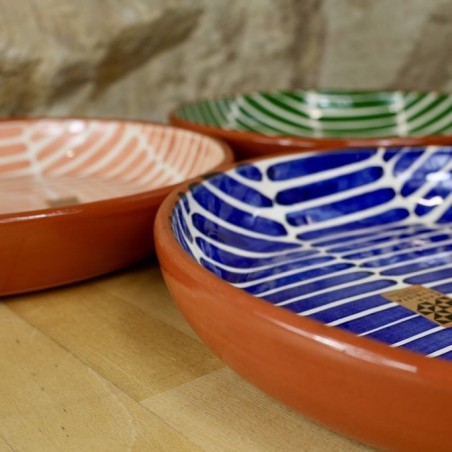 Plat trait en terre cuite artisanale