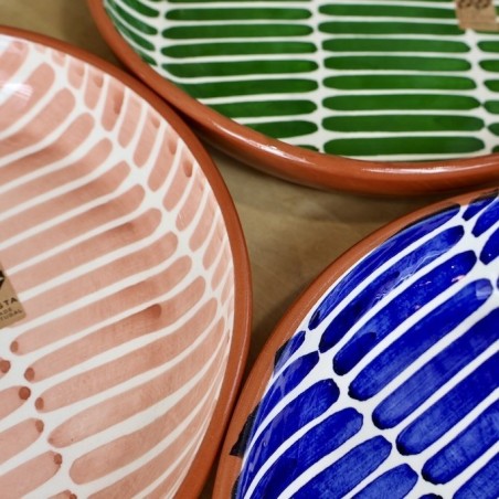 Plat trait en terre cuite artisanale