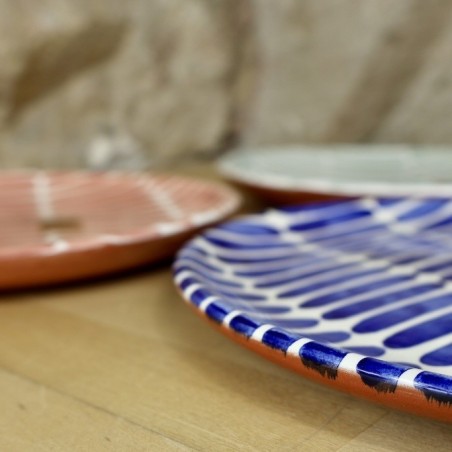 Assiette trait en terre cuite artisanale